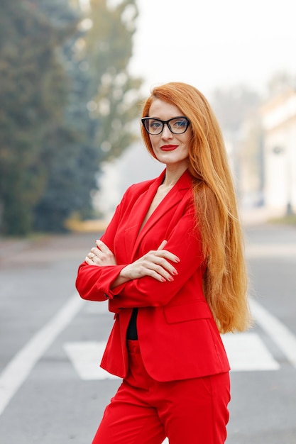 Linda garota de cabelo vermelho, vestida com um terno vermelho Retrato de negócios