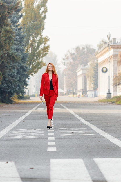 Linda garota de cabelo vermelho, vestida com um terno vermelho Retrato de negócios