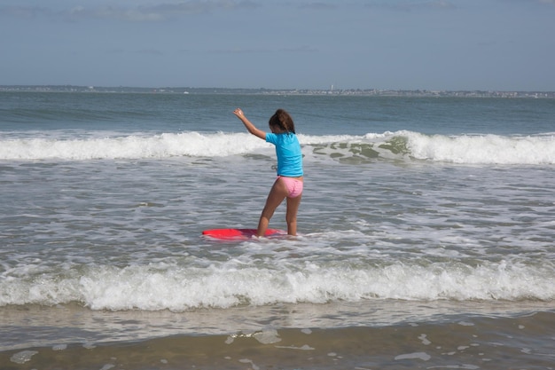 Linda garota de férias no oceano