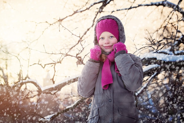 Linda garota de inverno nas férias de inverno com neve