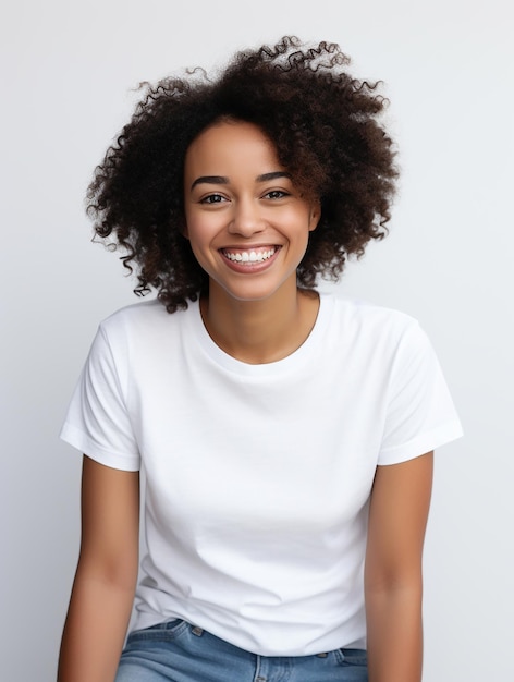 Linda garota de raça mista, sorriso saudável, vestindo jeans e camiseta branca em fundo simples e limpo