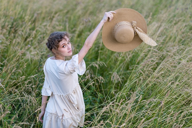 Linda garota de verão em um campo de trigo