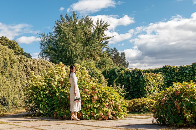 Foto linda garota de vestido branco no parque