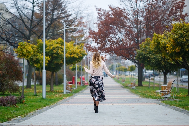 Foto linda garota de vestido em um beco da cidade