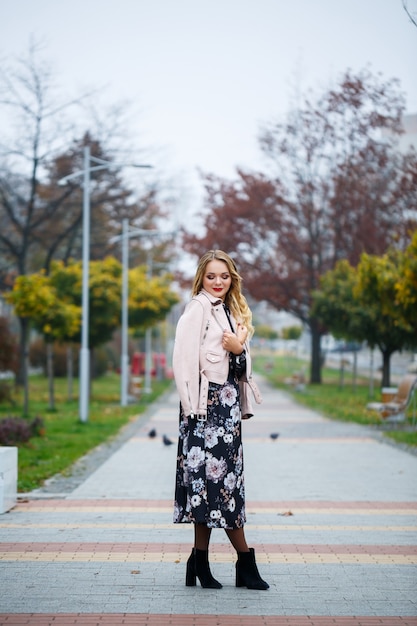 Linda garota de vestido em um beco da cidade