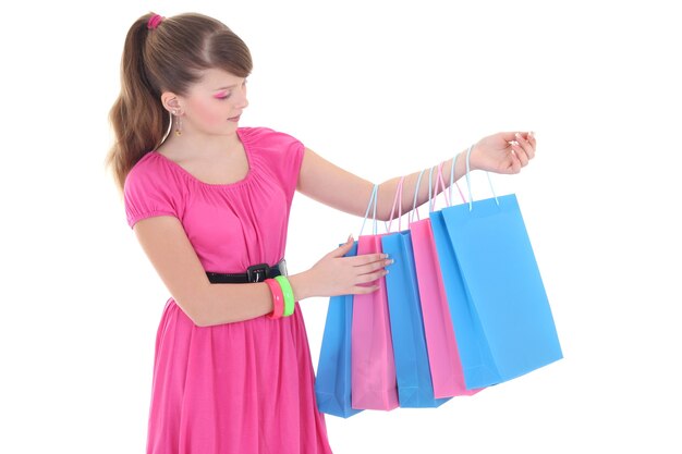 Linda garota de vestido rosa depois de fazer compras sobre fundo branco