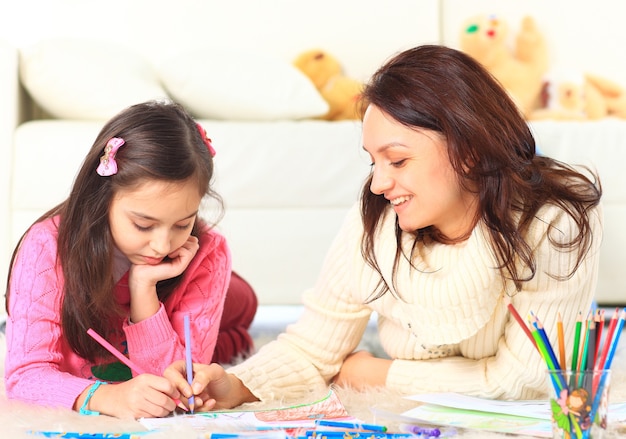 Linda garota desenha com a mãe dele