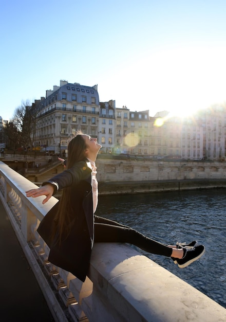 Linda garota desfrutar em Paris, França