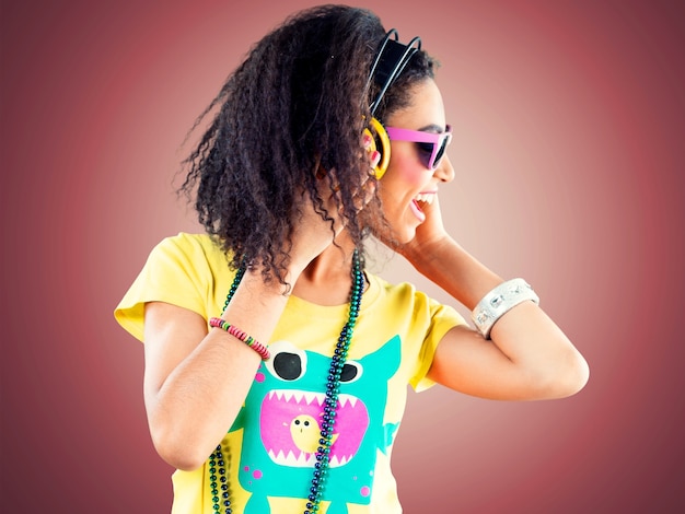 Linda garota discoteca africana com fones de ouvido no fundo