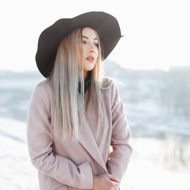 Linda garota elegante em um dia de inverno