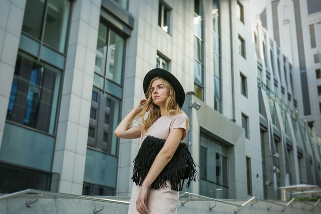 Linda garota elegante na rua