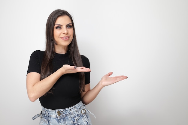 Foto linda garota em fundo branco e cinza.