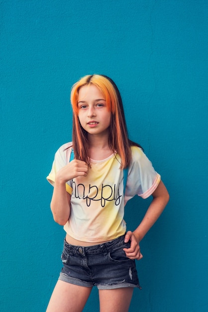 Linda garota em idade escolar com coloração de cabelo na moda. retrato  positivo. menina de 9 a 11 anos