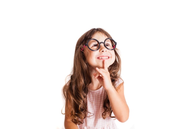 Linda garota em idade pré-escolar usando óculos e pensando em educação