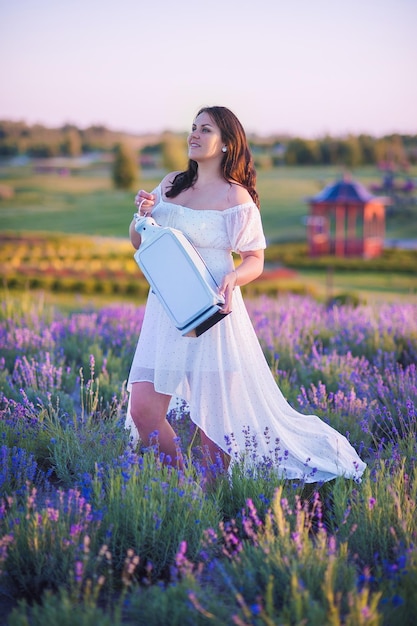 Linda garota em lavanda ela está usando um vestido longo e um grande chapéu espaço para texto