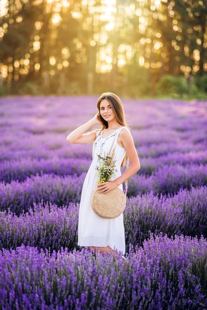 Linda garota em lavanda. Linda garota em um fundo roxo.