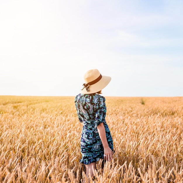 Linda garota em um campo de trigo