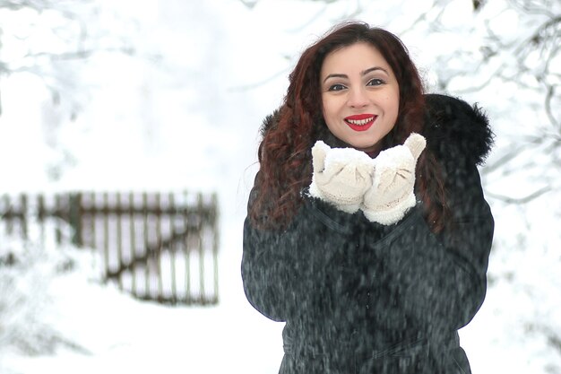 Linda garota em um dia de neve de inverno ao ar livre