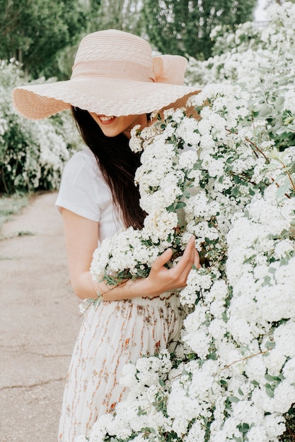 Linda garota em um fundo branco de flores.