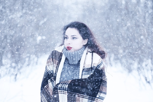 Linda garota em um lindo dia de parque de neve de inverno