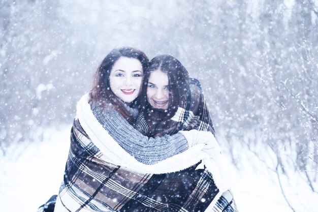 Linda garota em um lindo dia de parque de neve de inverno