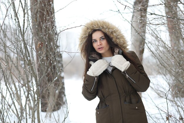 Linda garota em um lindo parque de inverno para passear