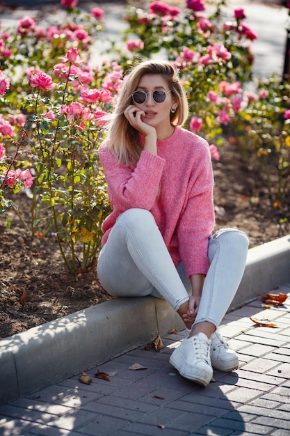 Foto linda garota em uma caminhada na cidade de outono mulher bonita em um suéter retrato de moda elegante mulher bonita ao ar livre jovem se divertindo na cidade moda de rua