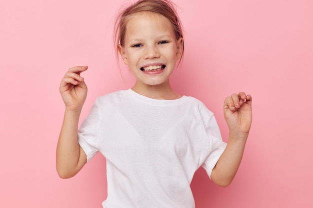 Linda garota em uma camiseta branca sorria infância inalterada