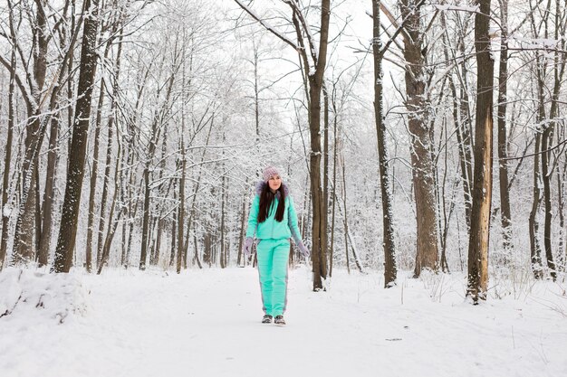 Linda garota em uma floresta branca de inverno.