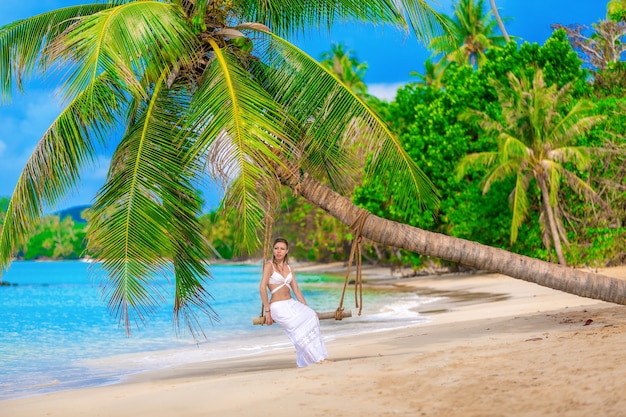 Foto linda garota em uma praia tropical