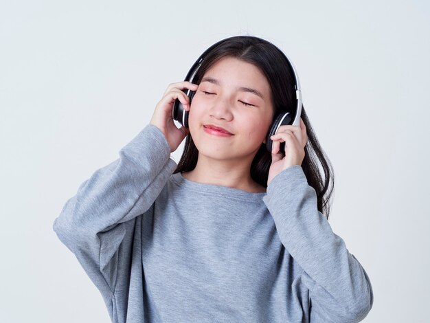 Linda garota enquanto ouve música