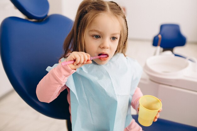 Foto linda garota escovando dentes odontologia