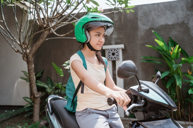 Linda garota está sentada na motocicleta