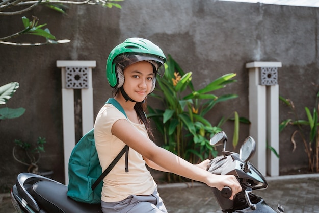 Linda garota está sentada na motocicleta