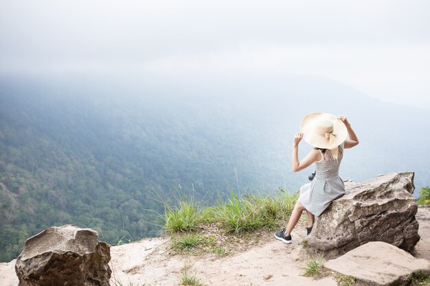 Linda garota está viajando na alta montanha. Parque nacional de Khao Yai, Tailândia.