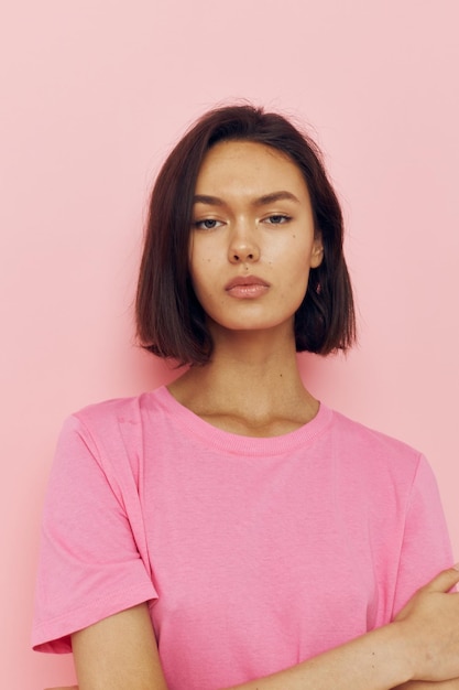 Linda garota estilo verão camiseta rosa estúdio isolado fundo