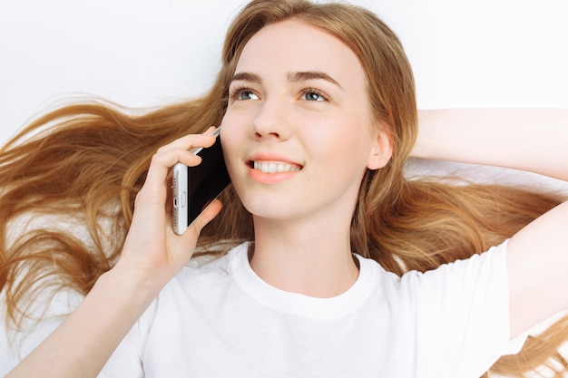 Linda garota falando ao telefone, alegre e positiva