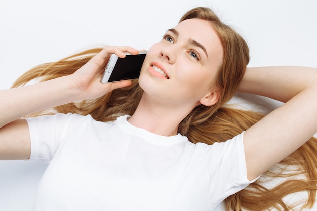 Linda garota falando ao telefone, alegre e positiva