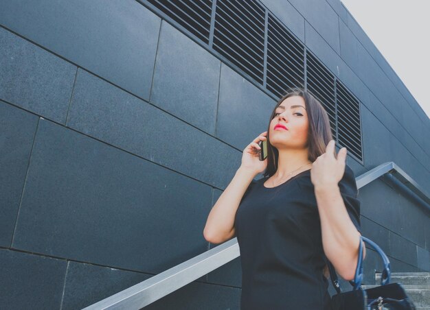 Linda garota falando ao telefone