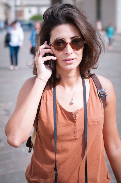 Linda garota falando no telefone