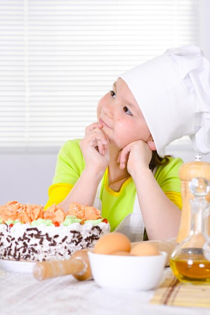 Linda garota fazendo bolo na cozinha