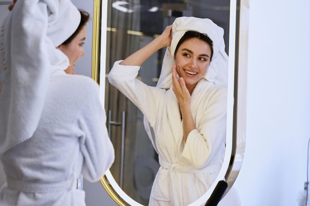 Linda garota fazendo maquiagem na frente de um espelho Conceito matinal da noiva Salão de beleza