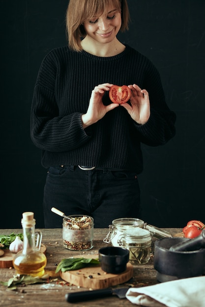 Linda garota feliz cozinha comida saudável na cozinha