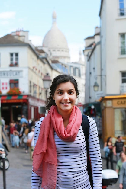 Linda garota feliz em Montmartre em Paris