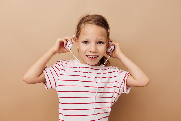 Linda garota fones de ouvido entretenimento emoções infância inalterada