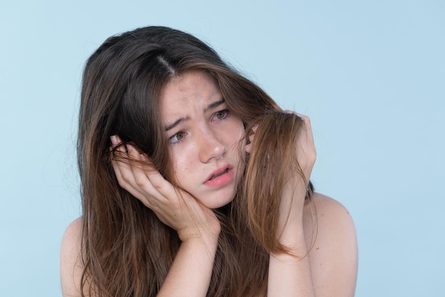 Linda garota gorda se preocupa com seu cabelo danificado com fundo isolado