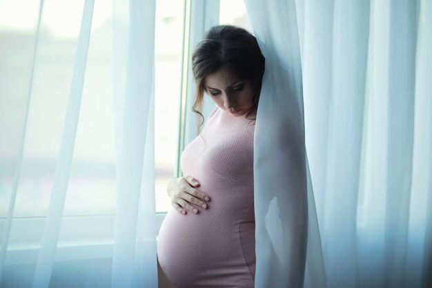 Linda garota grávida com uma grande barriga. Jovem casal grávida. Marido com uma mulher grávida. Um casal esperando o nascimento de um bebê.