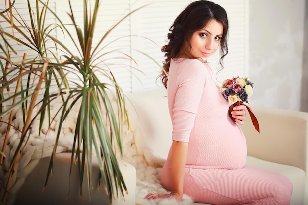 Linda garota grávida com uma grande barriga. Jovem casal grávida. Marido com uma mulher grávida. Um casal esperando o nascimento de um bebê.