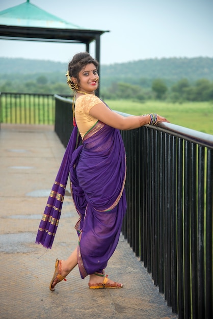 Linda garota indiana em Saree tradicional posando ao ar livre