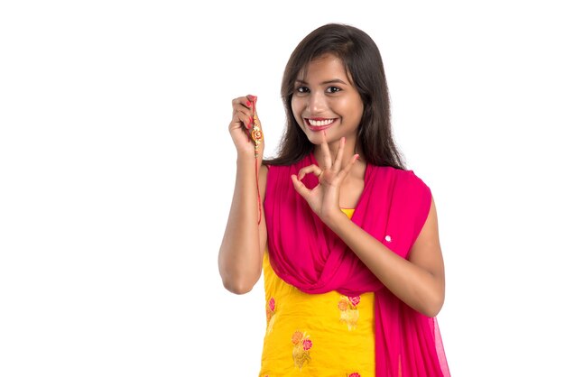 Linda garota indiana mostrando rakhis na ocasião do raksha bandhan